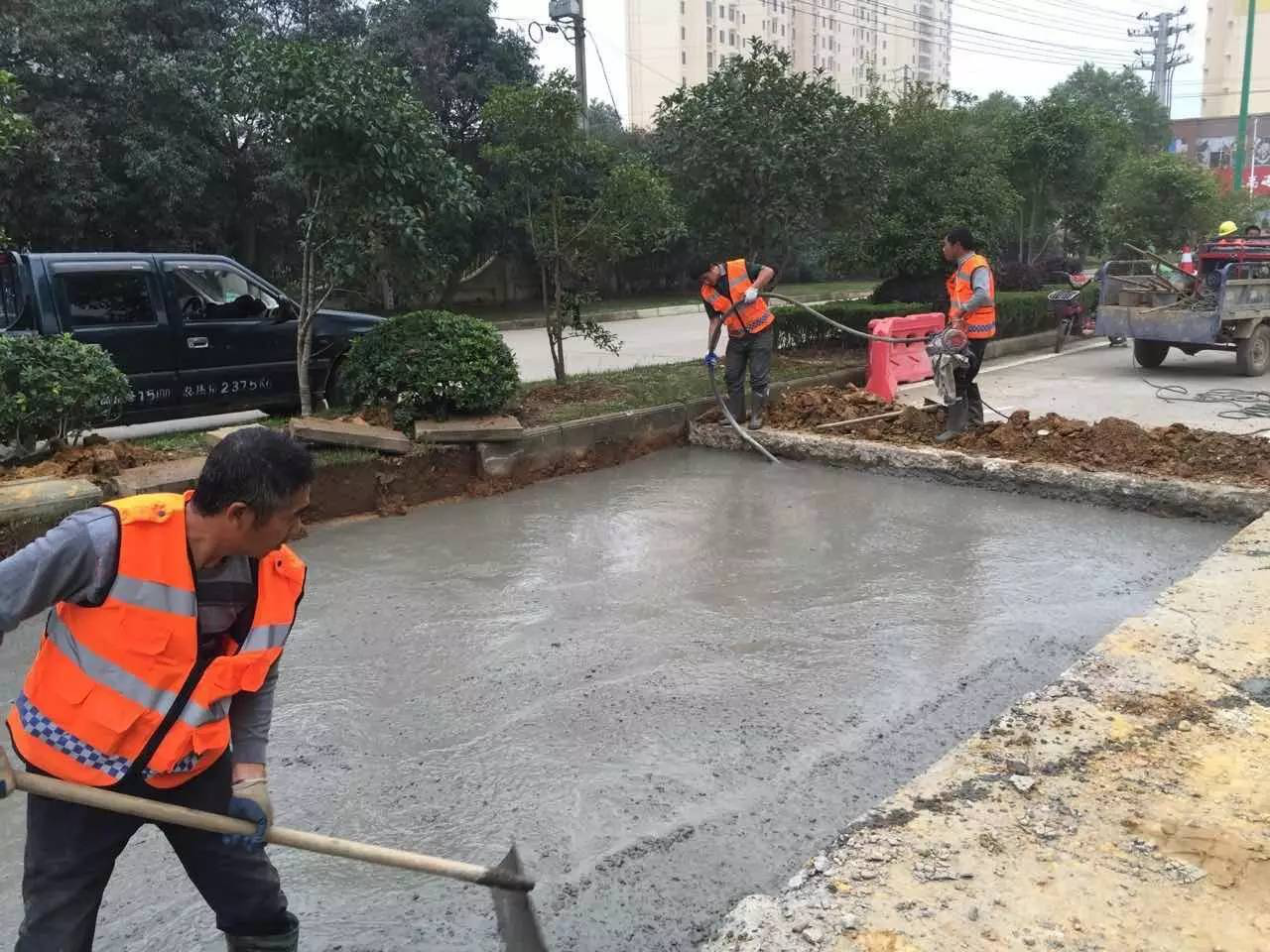 修缮道路惠民生——菊圃路路面局部修补紧张进行中