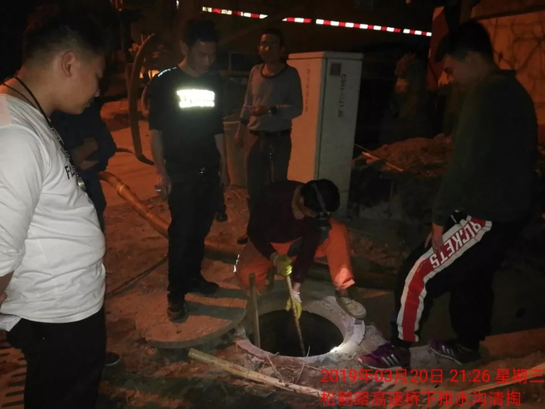 近期暴雨道路积水！管护公司在行动