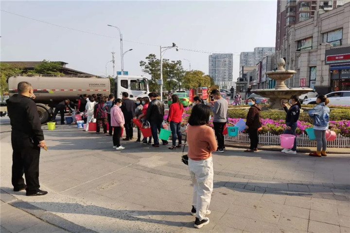 金开集团管护公司为停水居民送上生活用水