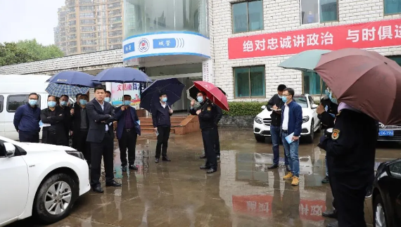 区城环局局长丁亚克一行参观交流建筑施工围挡