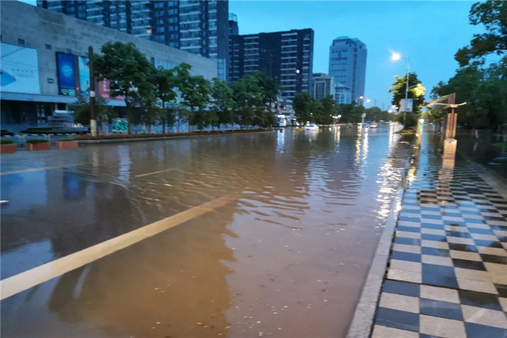 突发！暴雨来袭，彰显管护担当！