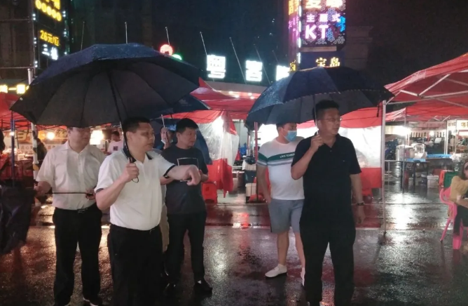 集团党委副书记、副总经理袁扣华前往紫荆路步行街调研