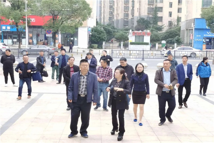 市商务局副局长石浩一行对紫荆路步行街夜市项目进行实地