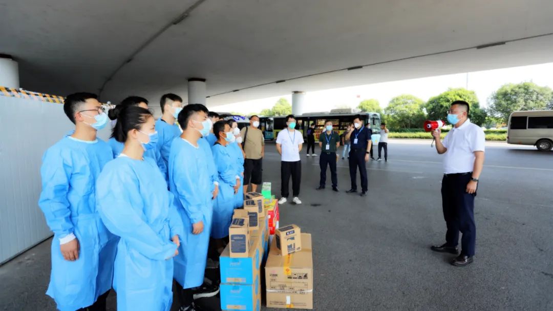 袁扣华赴昌北机场慰问集团防疫工作人员