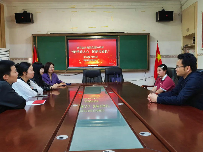 “助学筑梦”暖心帮扶受助中考学子